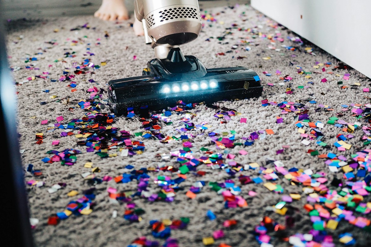 Nettoyage minutieux et dépoussiérage des surfaces d un appartement