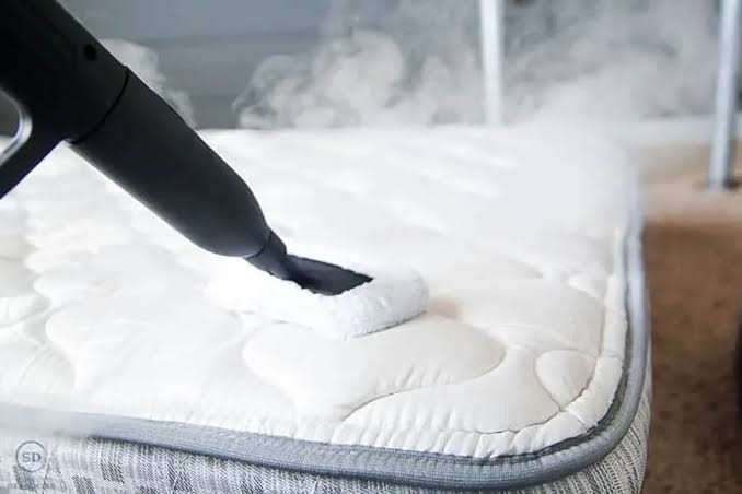 Buse vapeur textile en action desinfectant les fibres d une literie en profondeur